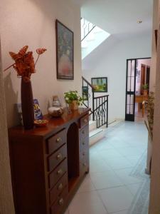 Habitación con vestidor y pasillo con escalera. en Hostal Muriel en Aljaraque