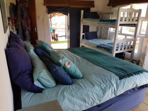 מיטה או מיטות קומותיים בחדר ב-Davison Cottage Hole in the Wall