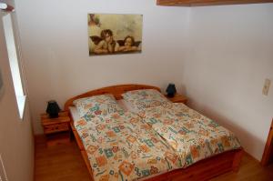 ein Bett mit einer Decke in einem Schlafzimmer in der Unterkunft Fewo Mühlehof in Königshain