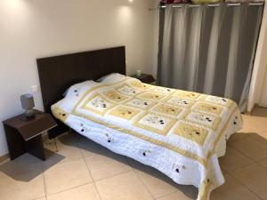 a bedroom with a large bed with a wooden headboard at Chez Roger et Danielle in Salles-dʼAngles