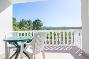 una mesa y sillas en un balcón con vistas en Holiday Home My Dream, en Šibenik