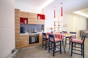 een keuken met een tafel en stoelen in een kamer bij YourHome - Unica Luxury Apartment in Castellammare di Stabia