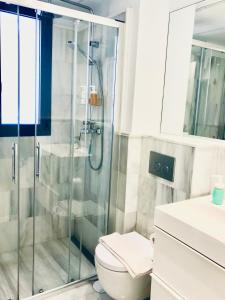 Domus Apartamentos Granada con parking gratuito en pleno centro tesisinde bir banyo