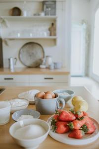 una mesa con un plato de fresas y huevos. en Ca Muretta Relais, en Bardolino