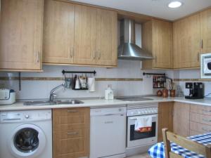 A kitchen or kitchenette at El Eresma de Carmen