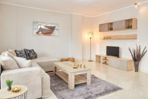 a living room with a couch and a tv at Pearl Apartments in Ofrínion