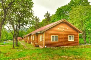 a log cabin in the woods with trees at Goy Gol Lake Resort in Goygol