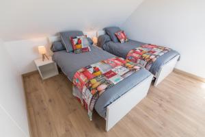 a bedroom with a bed and a couch at La maison des gardiens de l'Océan & spa - Les Gîte de Fabie - Plougonvelin in Plougonvelin