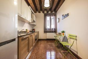 Kuchyňa alebo kuchynka v ubytovaní Ca' Del Monastero 3 Collection Apartment for 4 Guests with Lift