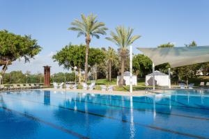 A piscina localizada em Dan Caesarea Resort ou nos arredores