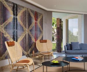 Uma área de estar em Dan Caesarea Resort
