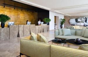 Uma área de estar em Dan Caesarea Resort