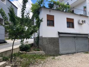 Το κτήριο όπου στεγάζεται  το διαμέρισμα