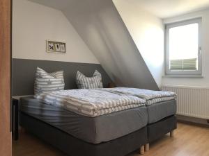 1 dormitorio con 1 cama en el ático en Pensione da Vito, en Greifswald