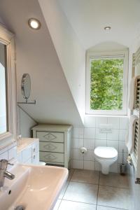 La salle de bains est pourvue d'un lavabo, de toilettes et d'une fenêtre. dans l'établissement Hotel Villa Marstall, à Heidelberg