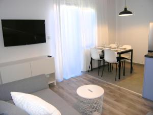 Televízia a/alebo spoločenská miestnosť v ubytovaní Apartments Ines