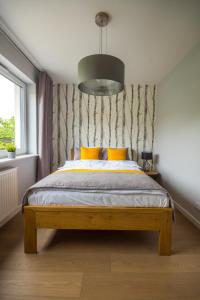 um quarto com uma cama grande e almofadas amarelas em Easy Apartments Kielce em Kielce