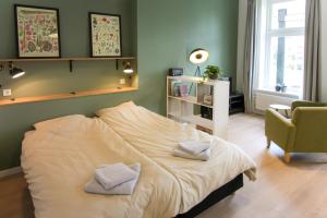 um quarto com uma cama com duas almofadas em B&B TxL em De Cocksdorp