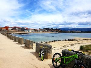 rower zaparkowany na plaży przy wodzie w obiekcie Ribeira de Fefiñanes w mieście Cambados +37 zdjęć