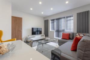 - un salon avec un canapé et une table dans l'établissement Gorgeous Duplex near Canary Wharf, Excel & O2, à Londres