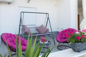 un patio con due sedie e un tavolo con fiori di Apartments Nana a Podstrana