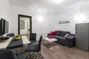 un soggiorno con un divano e un tavolo di Apartments Nana a Podstrana
