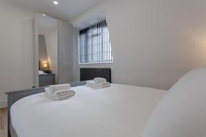 A bed or beds in a room at Gorgeous Duplex near Canary Wharf, Excel & O2