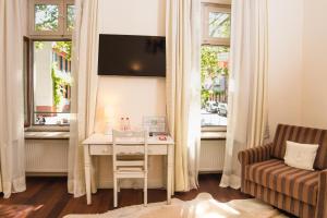 Televisyen dan/atau pusat hiburan di Hotel Villa Marstall