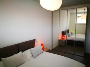 Кровать или кровати в номере Suite Laura - Torri del Benaco