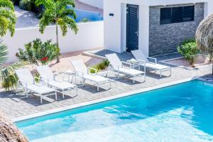 Piscina di La Royal Penthouse Apartment Jan Thiel o nelle vicinanze