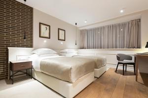 Un pat sau paturi într-o cameră la Envoy Hotel