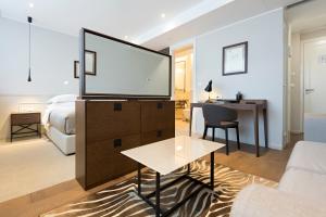 Un pat sau paturi într-o cameră la Envoy Hotel