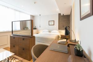 Un pat sau paturi într-o cameră la Envoy Hotel
