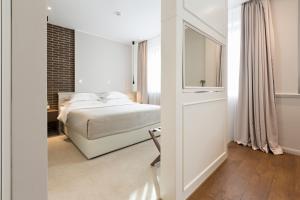 Un pat sau paturi într-o cameră la Envoy Hotel