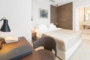 Un pat sau paturi într-o cameră la Envoy Hotel