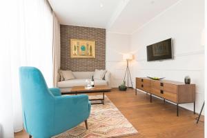 Un televizor și/sau centru de divertisment la Envoy Hotel