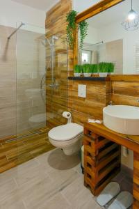 uma casa de banho com um WC, um lavatório e um chuveiro em Residence Rooms Bucovina em Câmpulung Moldovenesc