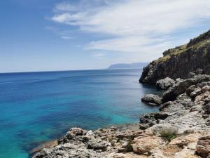 アルカモ・マリーナにあるCasa Azzurraの岩場からの海の景色