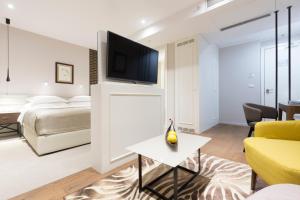 Un televizor și/sau centru de divertisment la Envoy Hotel