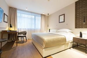 Un pat sau paturi într-o cameră la Envoy Hotel