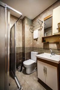 łazienka z toaletą i umywalką w obiekcie Maduro Hotel Istanbul w Stambule