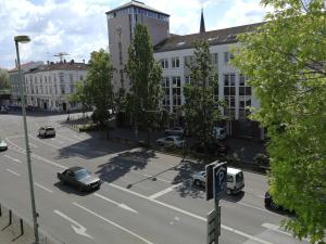 une vue aérienne sur une rue avec des voitures sur une route dans l'établissement 2-Zimmer Apartment Sofia, gemütlich wie zu Hause, à Offenbach-sur-le-Main