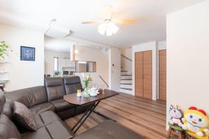 東京にあるMori House In 西日暮里Iのソファとテーブルのあるリビングルーム