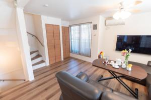 東京にあるMori House In 西日暮里Iのソファとテーブルのあるリビングルーム