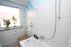 y baño con ducha, aseo y lavamanos. en Private Apartment, en Hannover