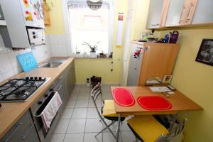 cocina pequeña con mesa y fogones en Private Apartment, en Hannover