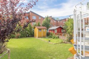 een achtertuin met een tuin met een huis bij Private Apartment in Hannover