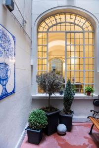 una habitación con tres macetas y una ventana en Patios de Recoleta en Buenos Aires