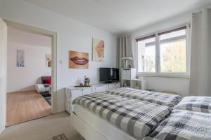 1 dormitorio blanco con 2 camas y ventana en Private Apartment, en Hannover