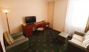 Una televisión o centro de entretenimiento en Shalyapin Palace Hotel